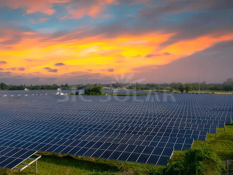 ระบบแผงโซลาร์เซลล์แบบติดตั้งภาคพื้นดินขนาด 100MW ในสหรัฐอเมริกา