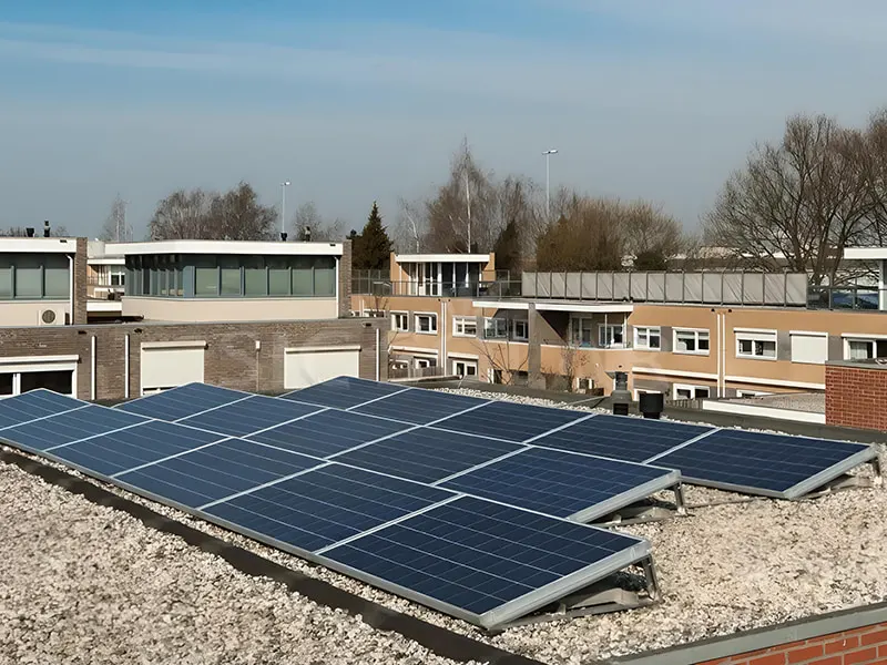 แผงโซลาร์เซลล์ขนาด 8KW ติดตั้งบนหลังคาเรียบในอังกฤษ